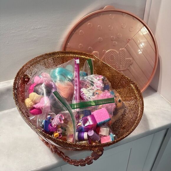 Kids Girls Toy Gold Glitter LOL Surprise Round Case with Dolls & RARE Accessorie - Picture 8 of 10
